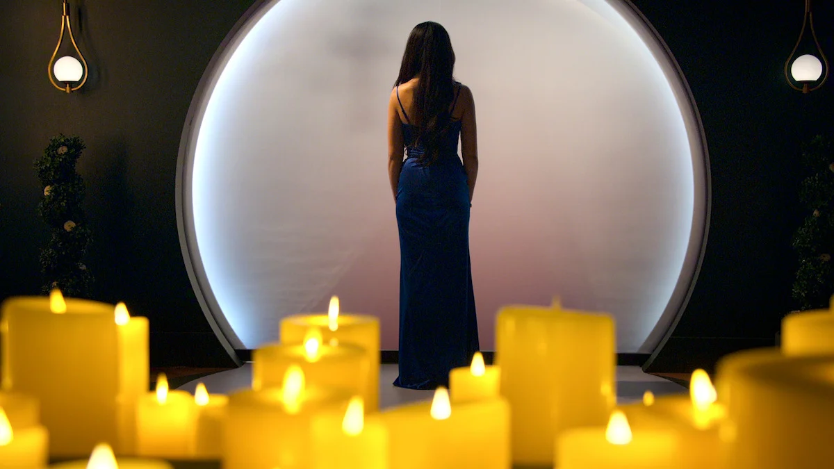 Participante de Casamento às Cegas 11 diante da entrada iluminada de uma cabine