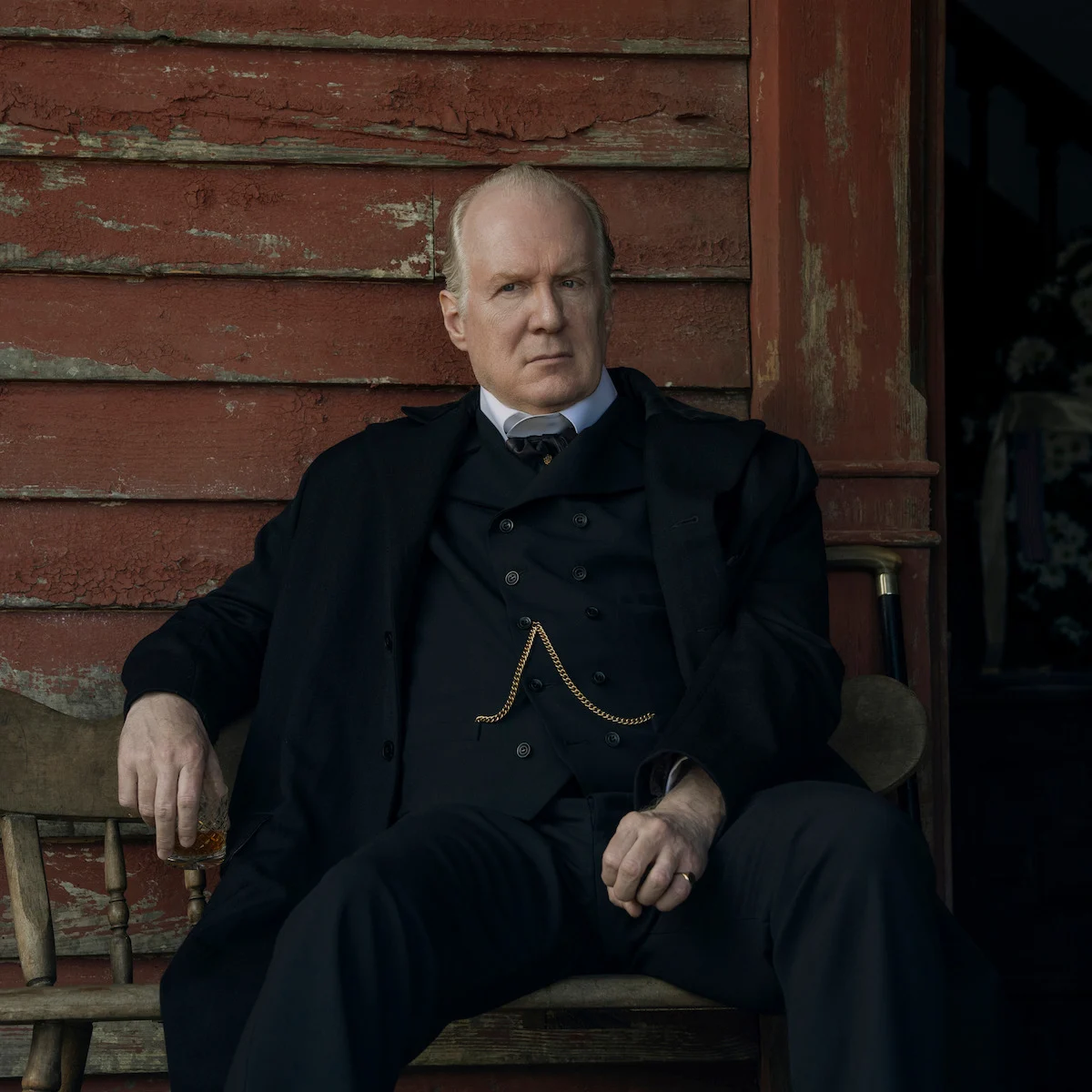 Tracy Letts como Cyrus Trask em A Leste do Éden