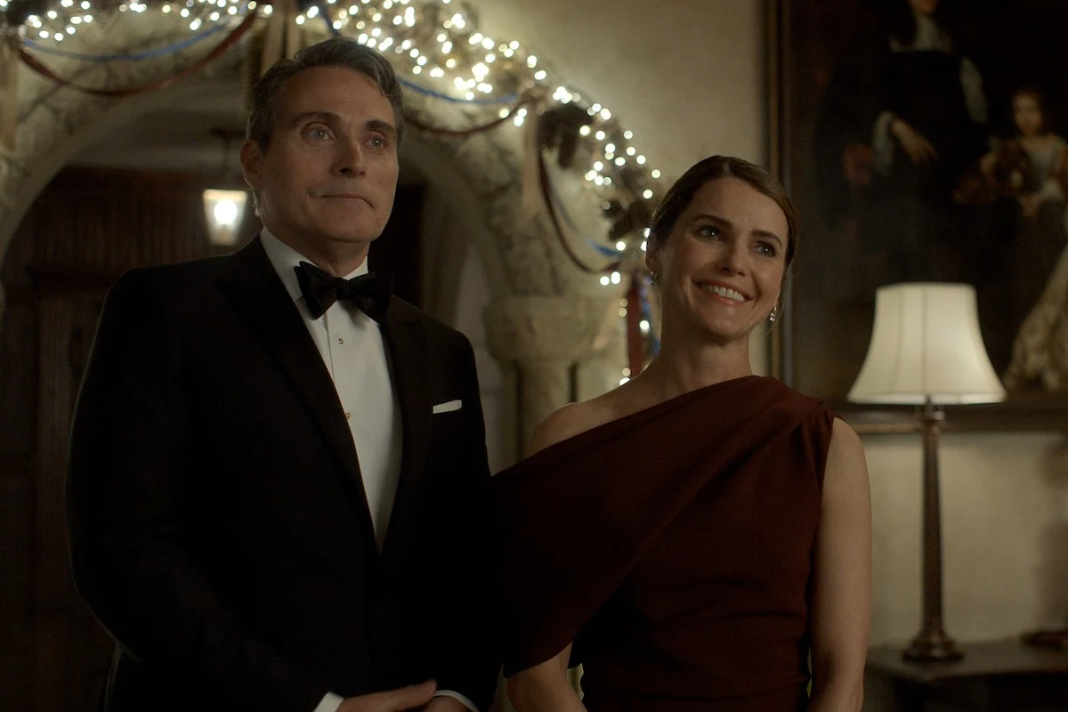 Hal e Kate Wyler aparecem juntos em uma recepção formal na série A Diplomata