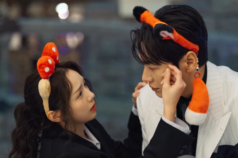 Na Bo-bae toca o rosto de Baek Ho-rang durante um passeio usando acessórios de fantasia