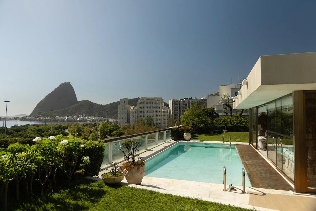 Piscina e jardim da cobertura usada nas gravações de Dom de Iludir, com o Pão de Açúcar ao fundo