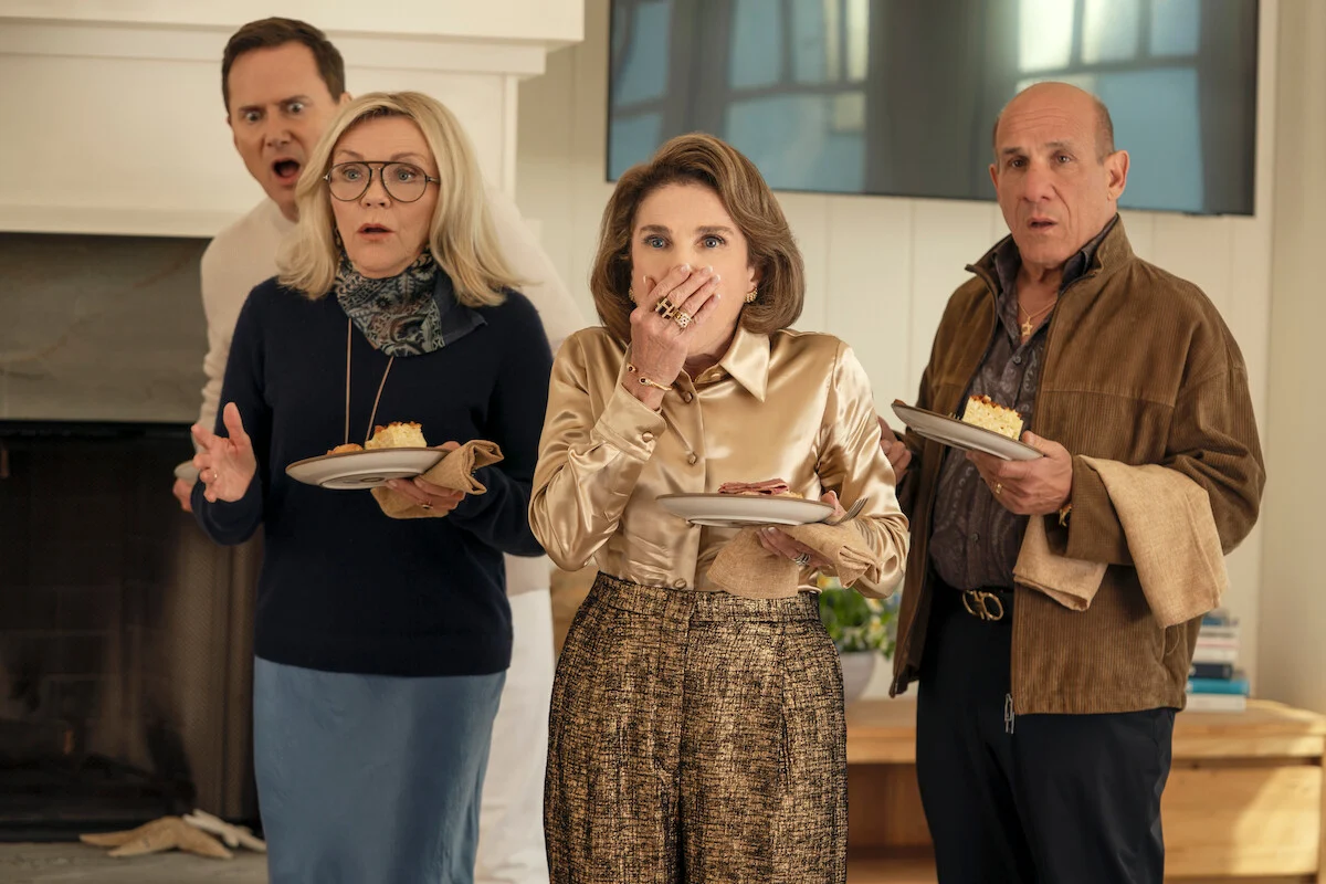 Lynn, Henry, Bina e Ilan reagem com surpresa em uma sala durante a terceira temporada de Ninguém Quer