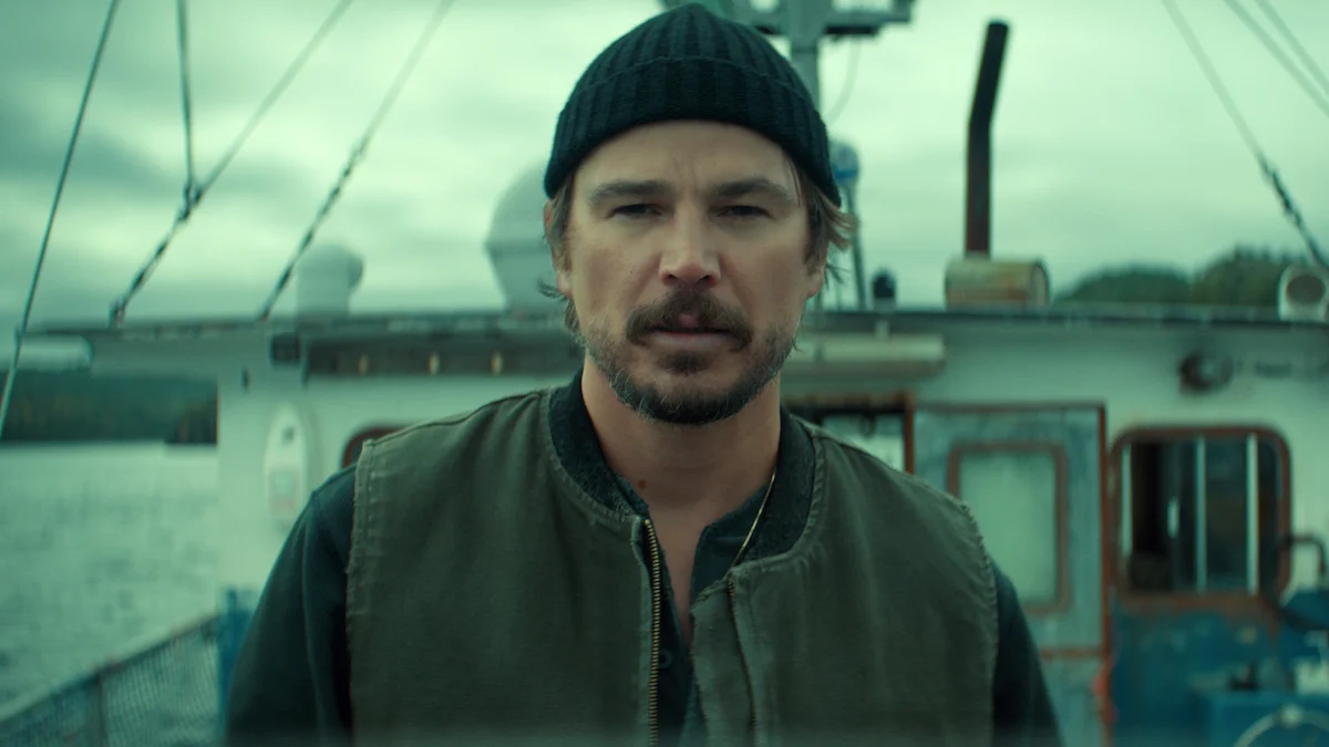 Calvin Penney, vivido por Josh Hartnett, em barco de pesca na série Profundezas da Netflix
