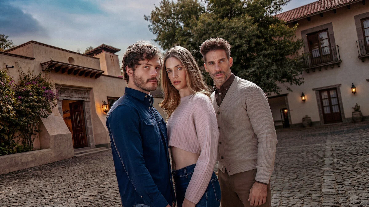 Bárbara entre Iker e Álvaro em cena de Entre Pai e Filho