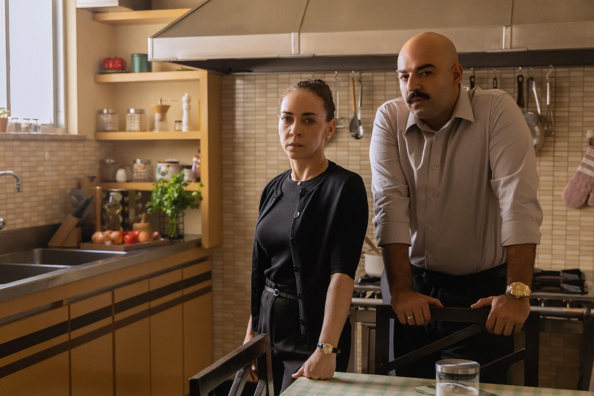 Laila Garin interpreta Sandra e Hamilton Dias vive Jorge na cozinha dos Rossetti em Dom de Iludir