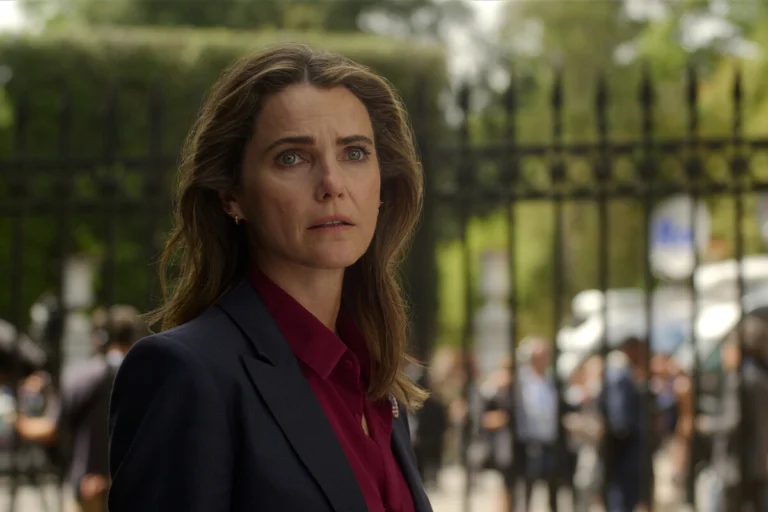 Kate Wyler, vivida por Keri Russell, observa a crise política na quarta temporada de A Diplomata