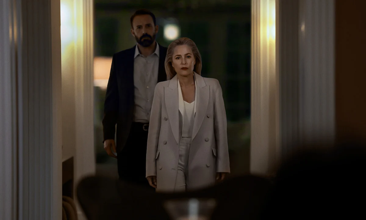 Gillian Anderson aparece à frente de Ben Affleck em cena do suspense Sobrevivência, da Netflix