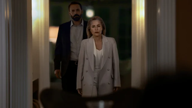 Gillian Anderson aparece à frente de Ben Affleck em cena do suspense Sobrevivência, da Netflix