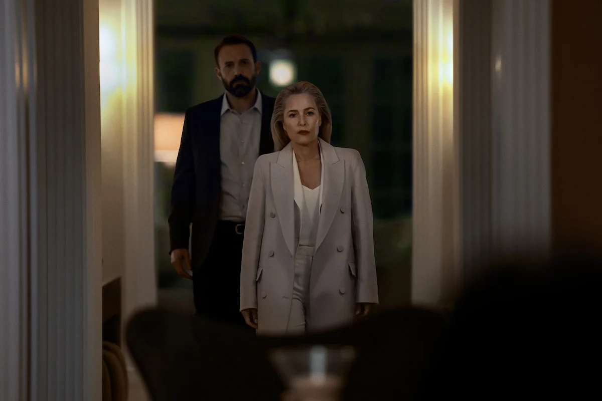 Gillian Anderson aparece à frente de Ben Affleck em cena do suspense Sobrevivência, da Netflix