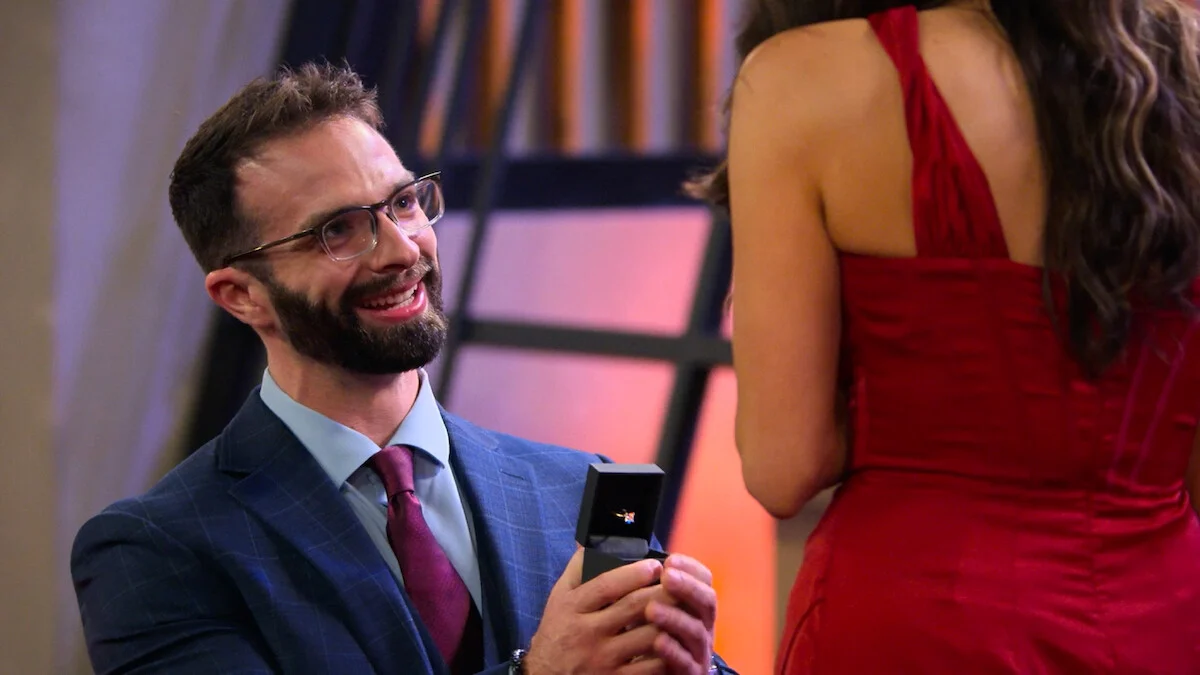 John se ajoelha com um anel diante de Sarah em Casamento às Cegas 11