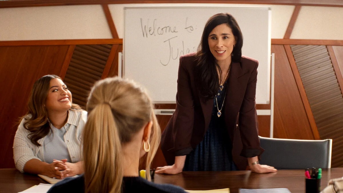 Sarah Silverman como a rabina Eden conversa com os alunos em Ninguém Quer 3