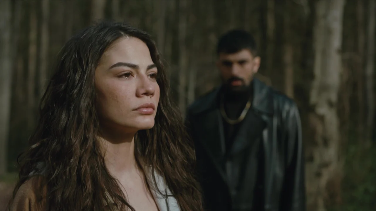 Demet Özdemir interpreta Farah, personagem dublada por Fátima Mourão no Brasil