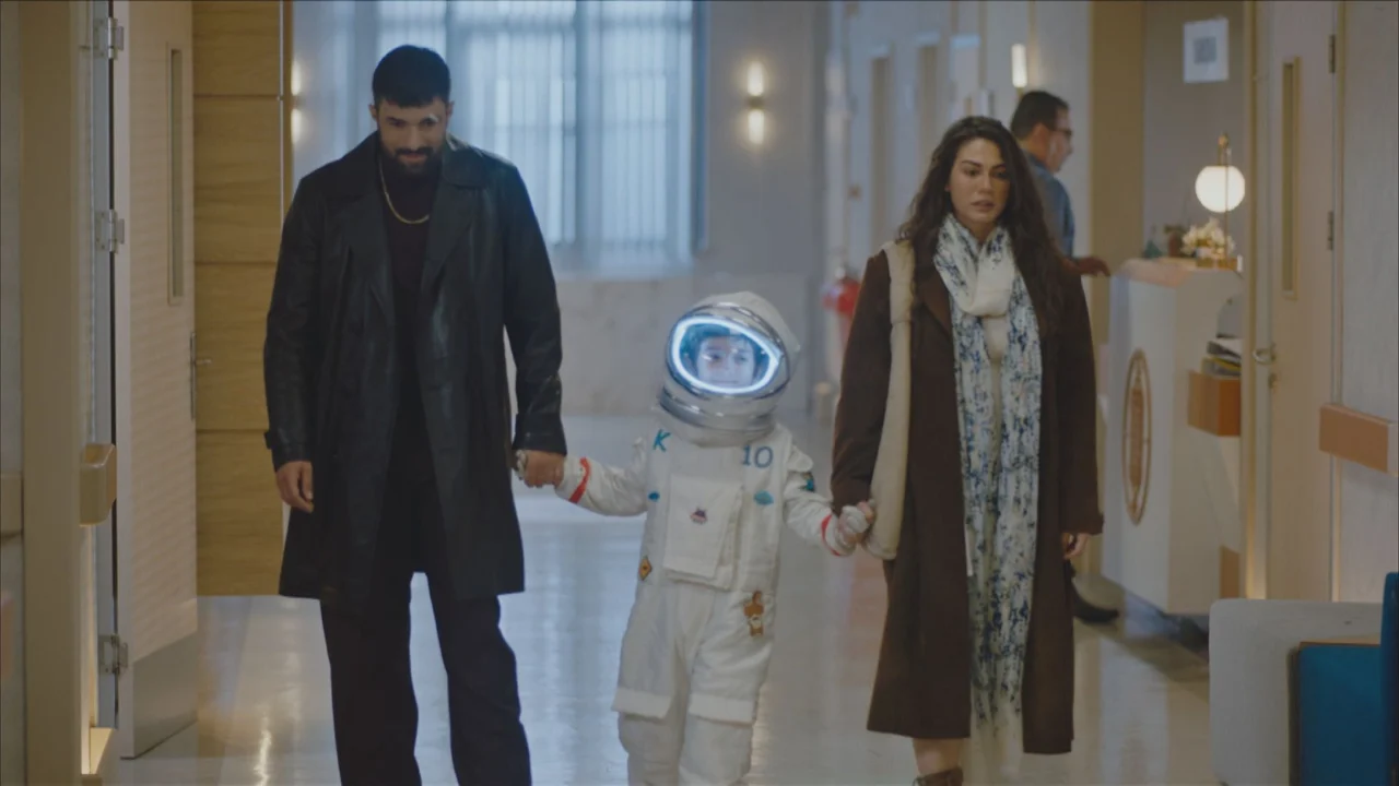 Tahir acompanha Kerimşah, que utiliza um traje protetor de astronauta, em Meu Nome é Farah