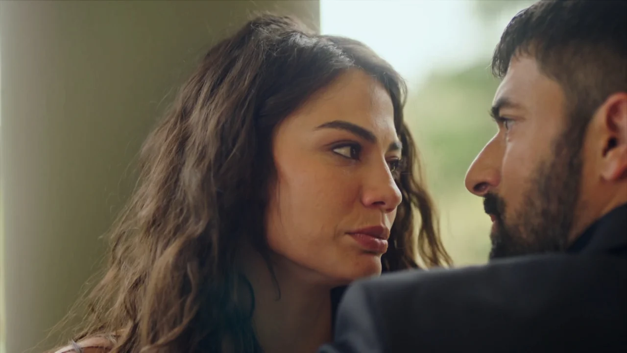Demet Özdemir como Farah e Engin Akyürek como Tahir em Meu Nome é Farah