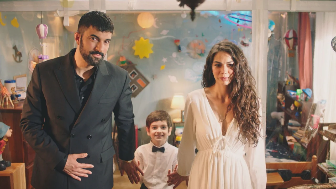 Tahir, Farah e Kerimşah durante a história de Meu Nome é Farah