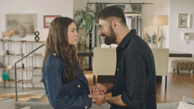 Farah e Behnam conversam frente a frente em cena da novela turca Meu Nome é Farah
