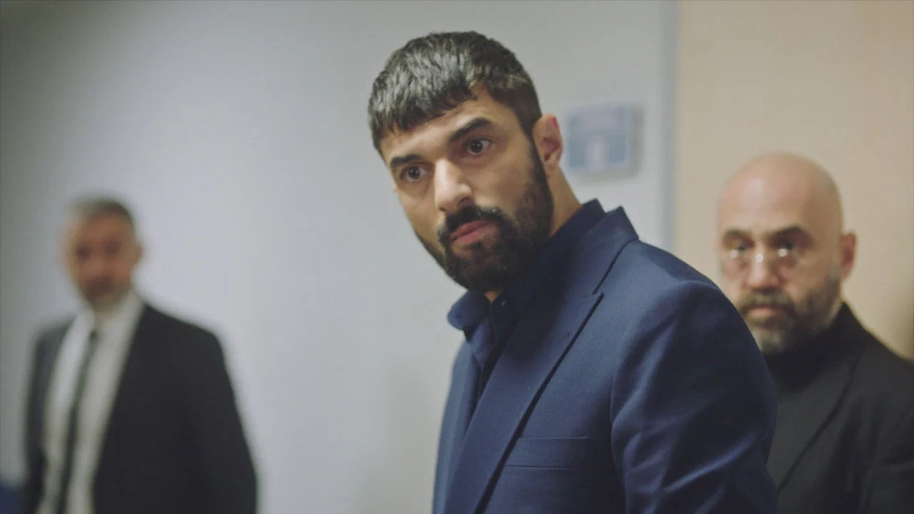 Tahir Lekesiz durante uma cena de confronto na novela turca Meu Nome é Farah