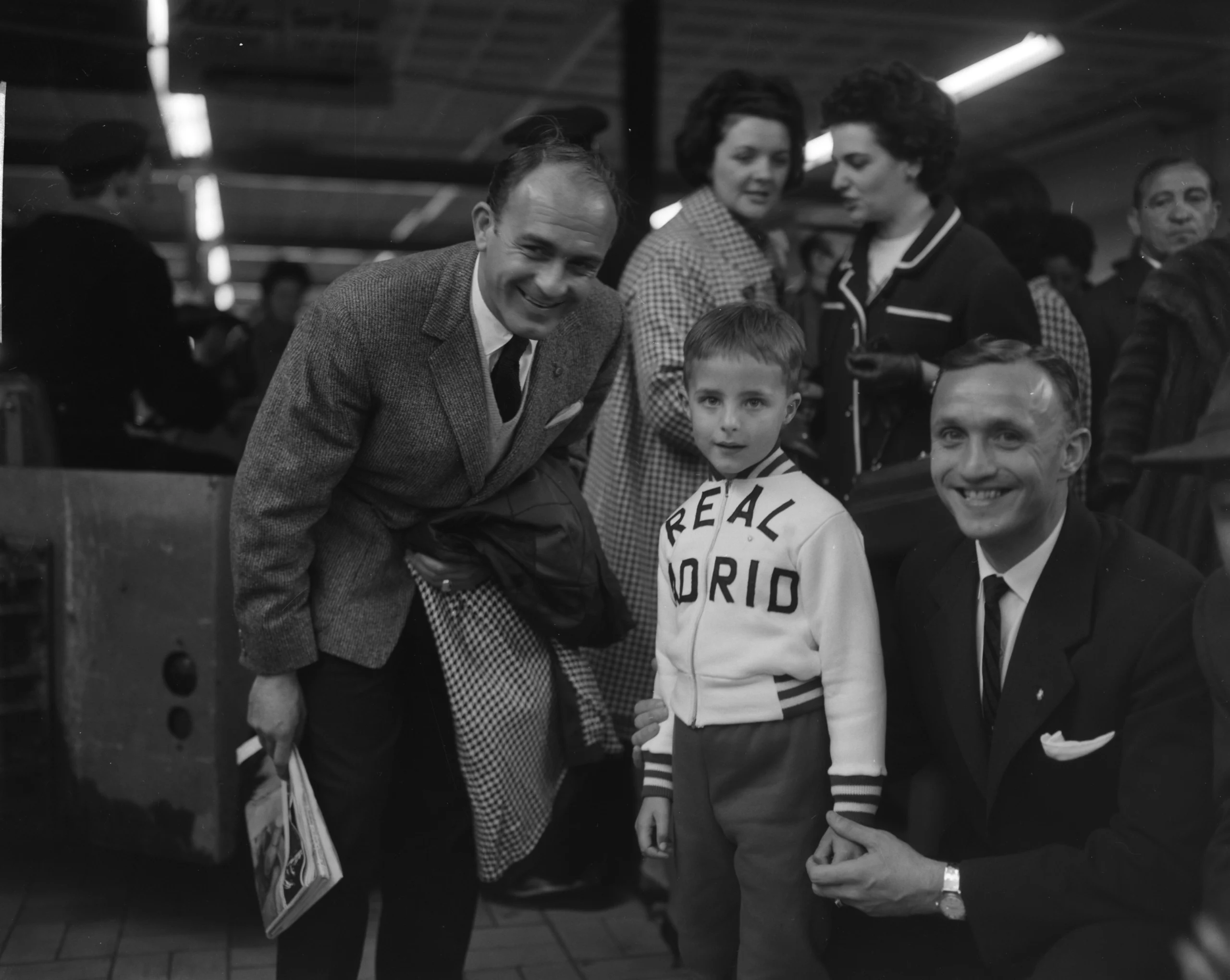 Alfredo Di Stéfano, à esquerda, e José Santamaría, à direita, durante passagem do Real Madrid pelo aeroporto de Schiphol em 1962