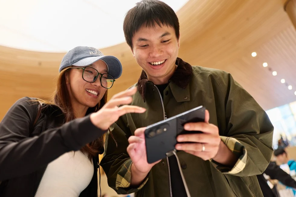 Clientes usam o novo iPhone Duo aberto em uma Apple Store de Xangai
