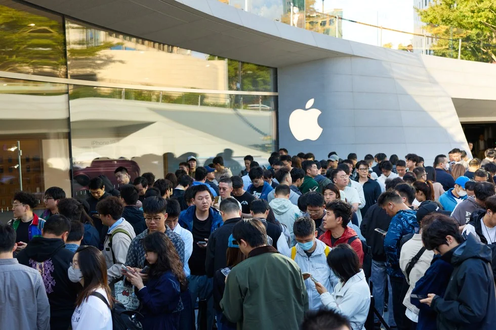 Fila de consumidores do lado de fora da Apple Jing’an em Xangai no lançamento do iPhone Duo