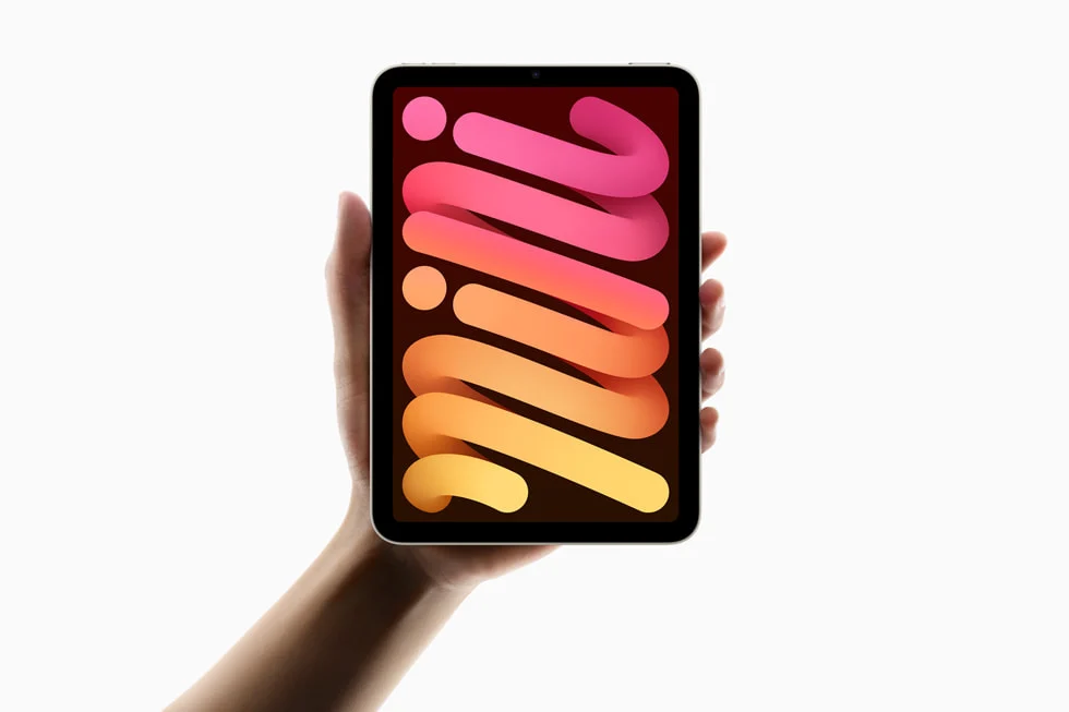 iPad mini com chip A17 Pro de 2024, segurado verticalmente em uma mão