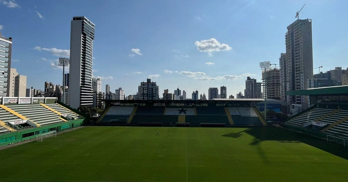 Vista do gramado e das arquibancadas da Arena Condá em Chapecó