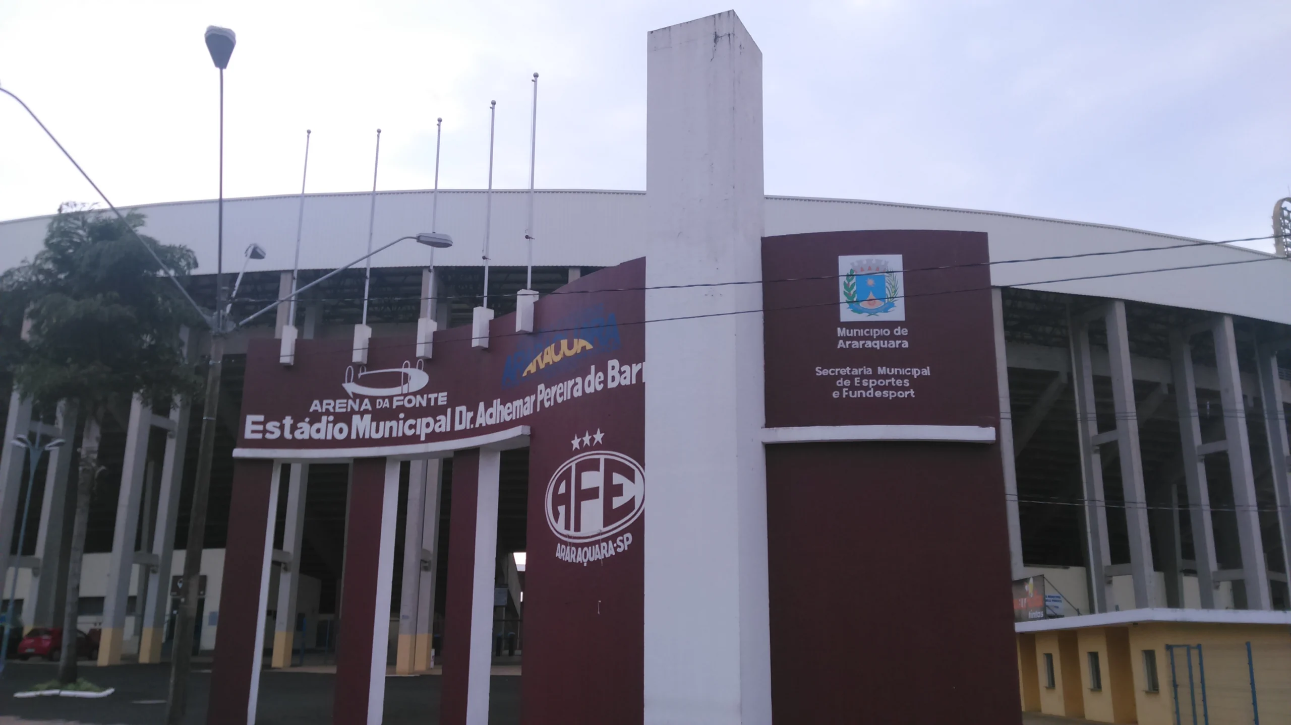 Fachada da Arena da Fonte Luminosa em Araraquara, estádio da Ferroviária
