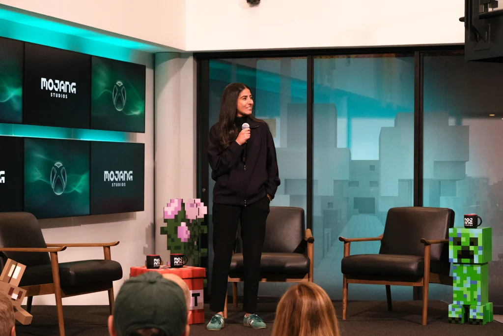 Asha Sharma durante reunião interna do Xbox em 2026