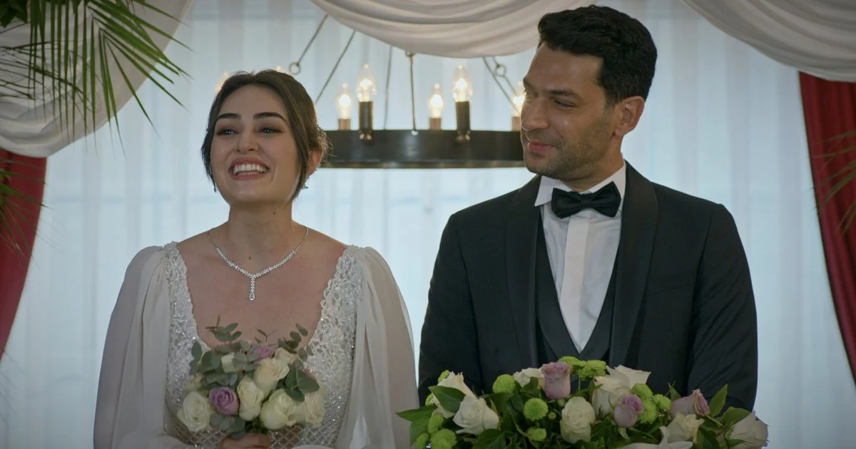 Murat Yıldırım como Ramo vestido de noivo na cerimônia de casamento com Sibel