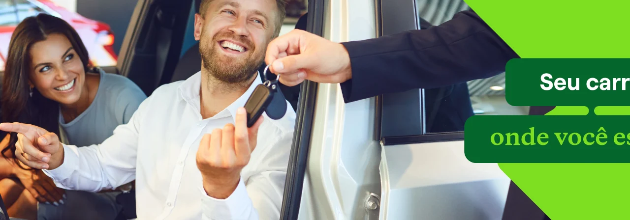 Imagem promocional da Localiza mostra entrega da chave a um motorista dentro de um carro