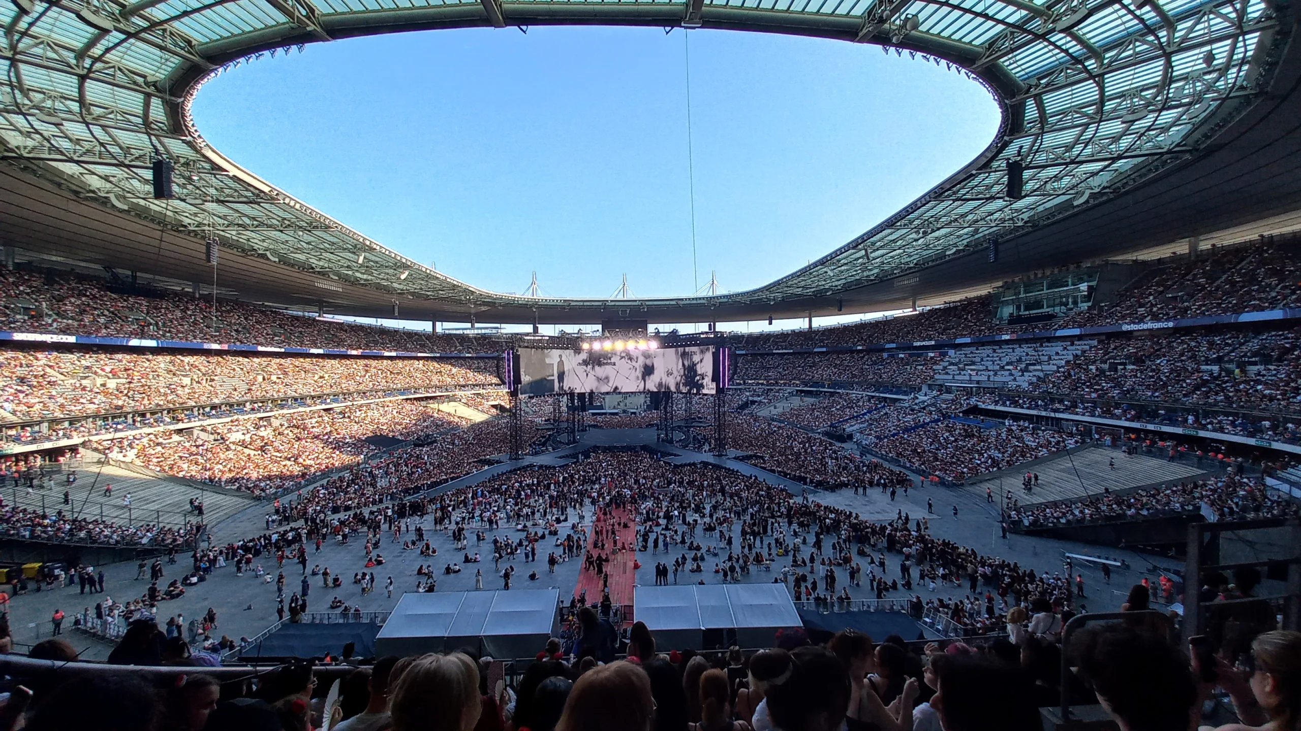 Visão ampla de estádio cheio durante a turnê ARIRANG do BTS em Paris, em 2026