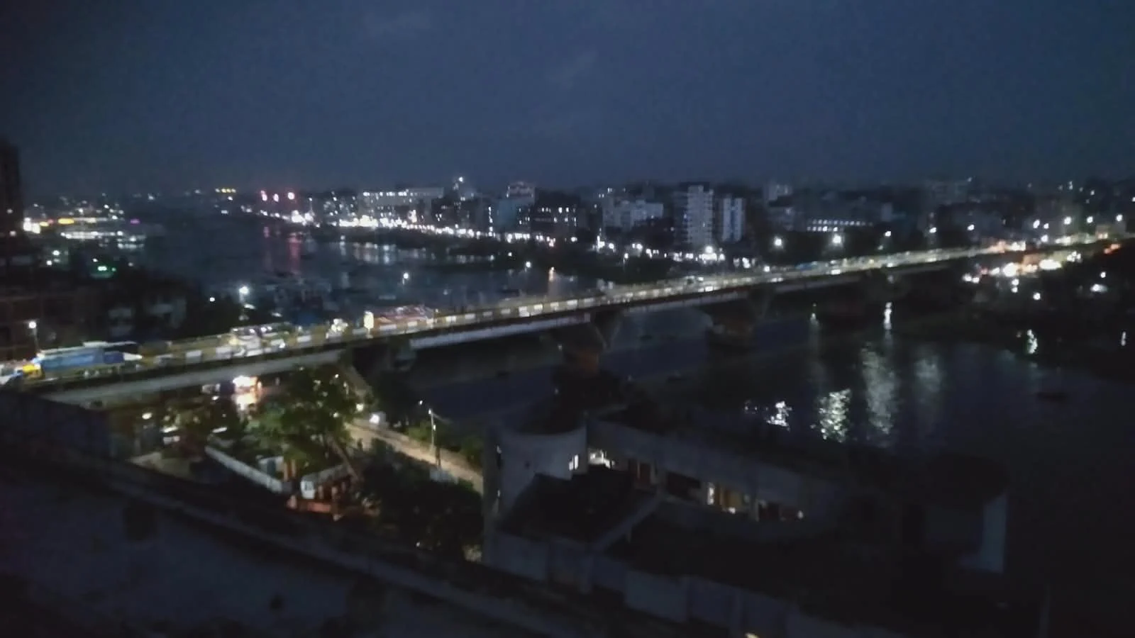 Vista noturna da ponte Babubazar e do rio Buriganga em Daca.