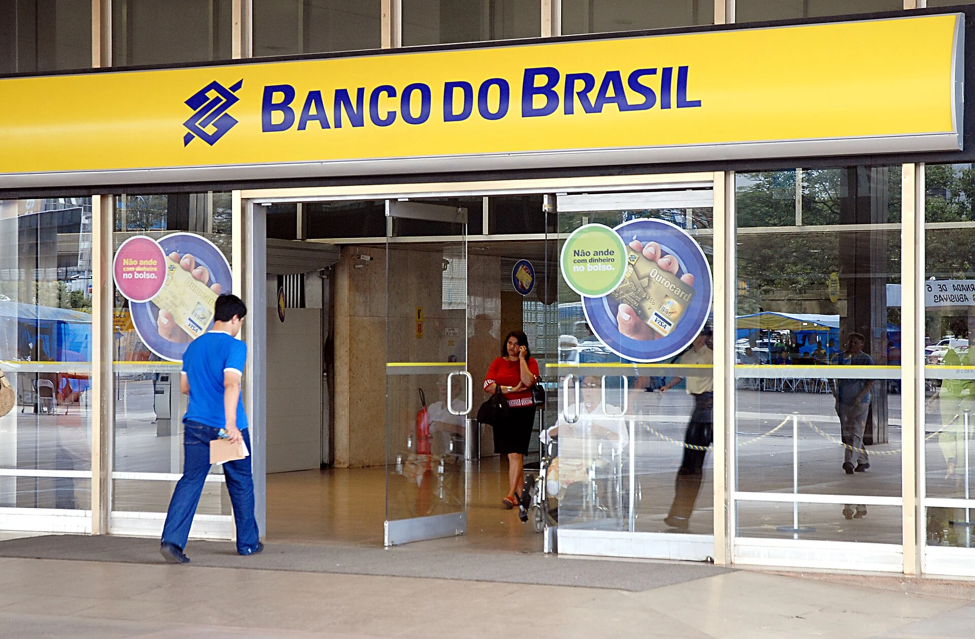 Entrada de uma agência do Banco do Brasil, ilustrando o fechamento do atendimento presencial