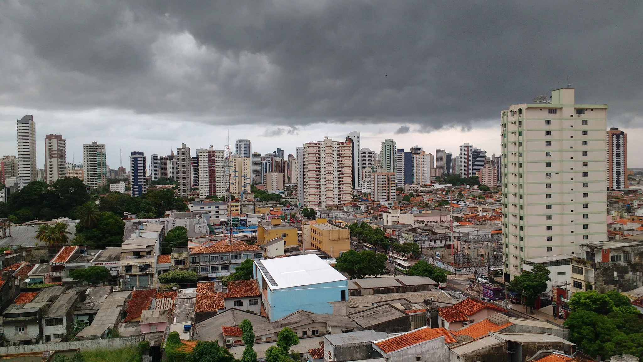 Vista urbana de Belém, capital do Pará, com prédios e casas sob céu nublado