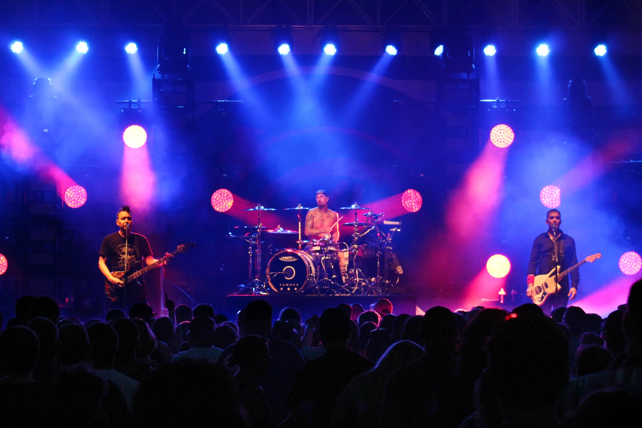 Blink-182 no palco em 2016, com Travis Barker tocando bateria ao centro