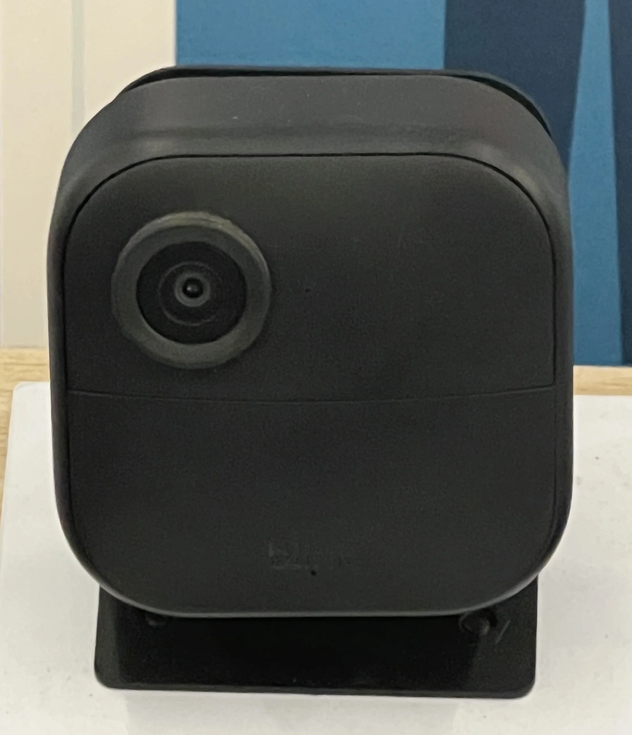 Câmera de segurança sem fio compacta Blink Outdoor 4 vista de frente