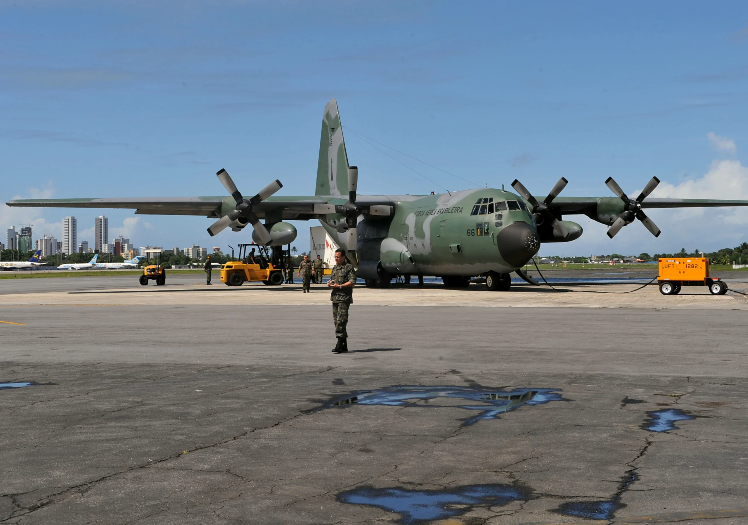 Avião C-130 Hércules camuflado da Força Aérea Brasileira no aeroporto de Recife em 2009