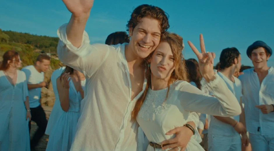 Yaman e Mira sorriem juntos em uma cena de celebração da despedida de Medcezir