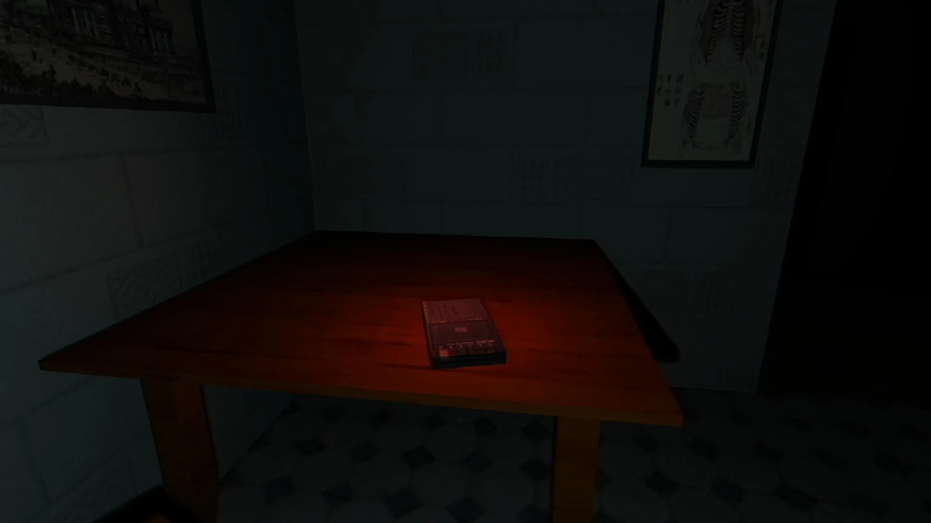Fita cassete sobre mesa iluminada de vermelho no jogo ANATOMY