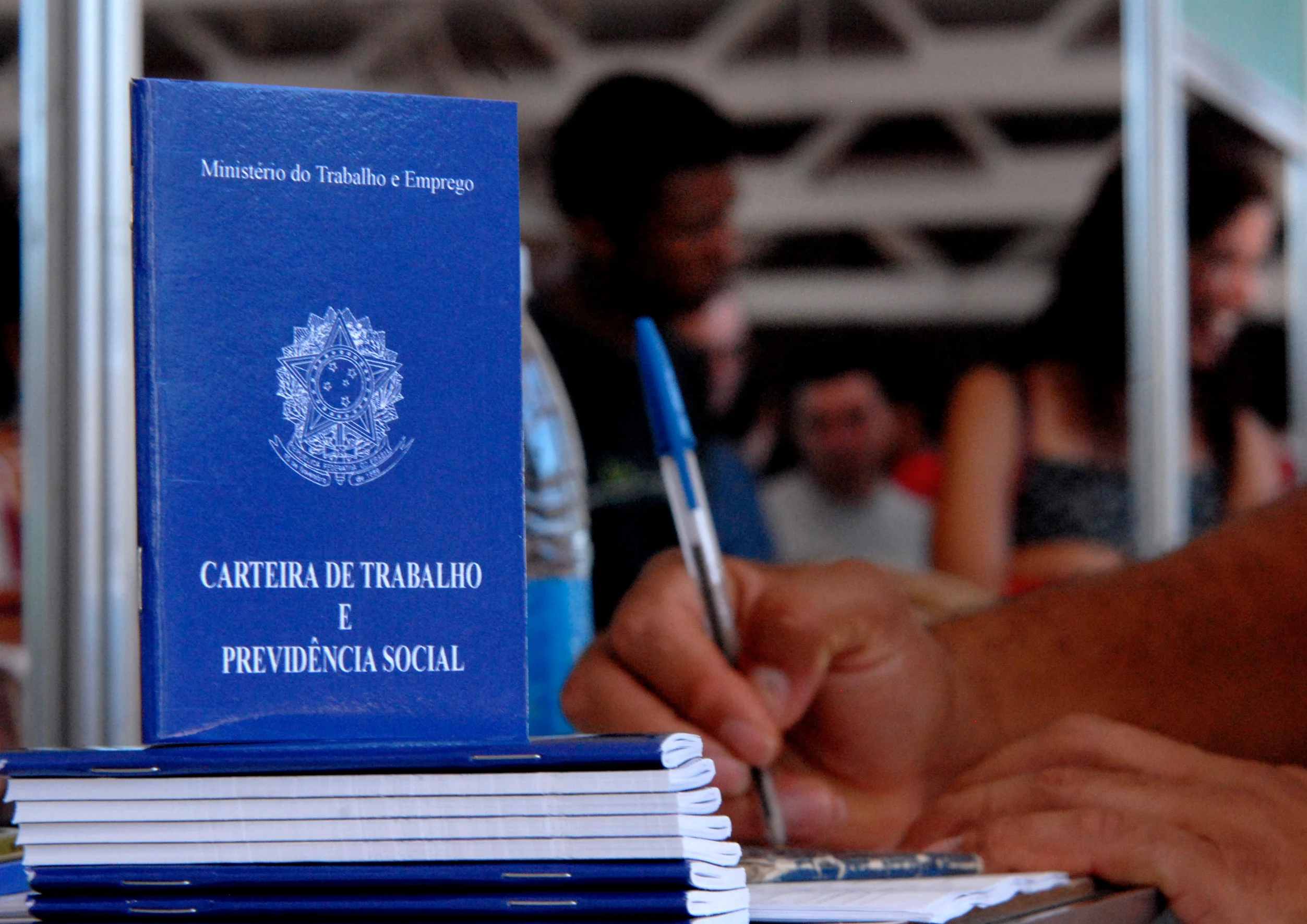 Carteiras de Trabalho distribuídas em uma Agência do Trabalhador no Distrito Federal