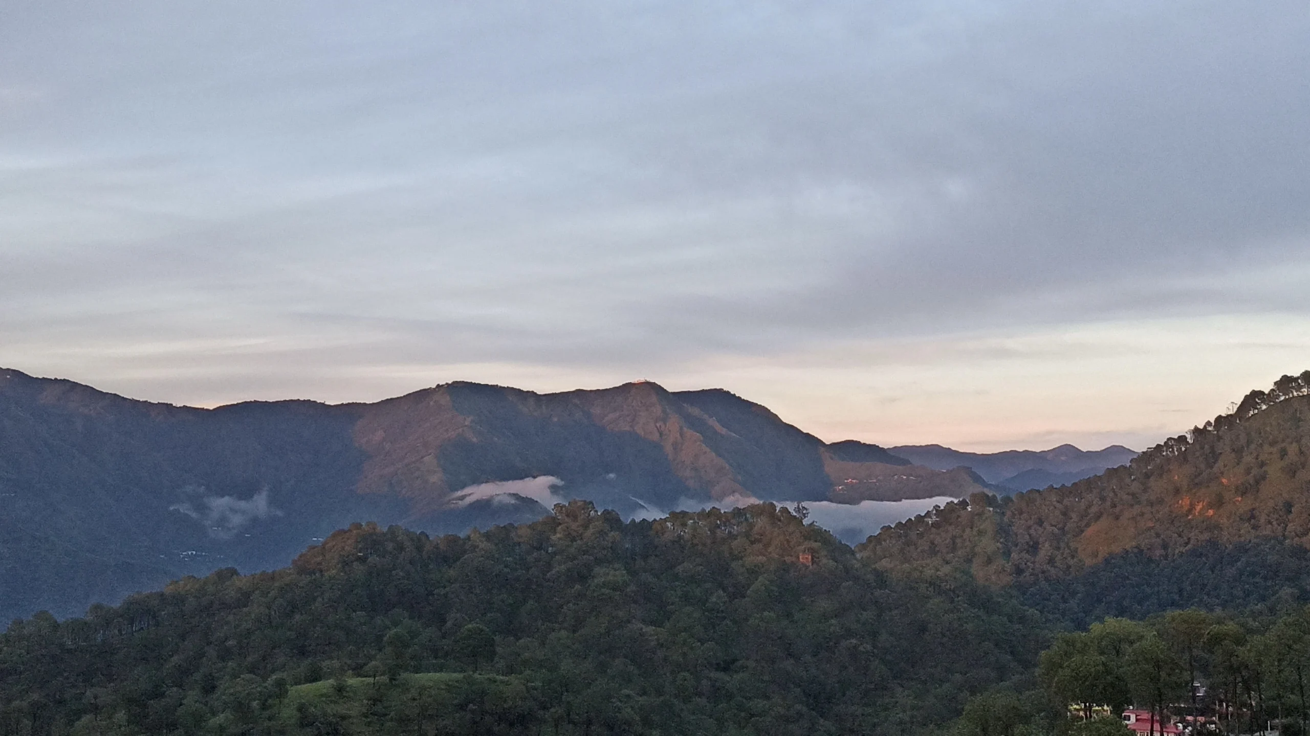 Paisagem das montanhas de Chail no estado indiano de Himachal Pradesh, região de gravação de Instinto de Mãe