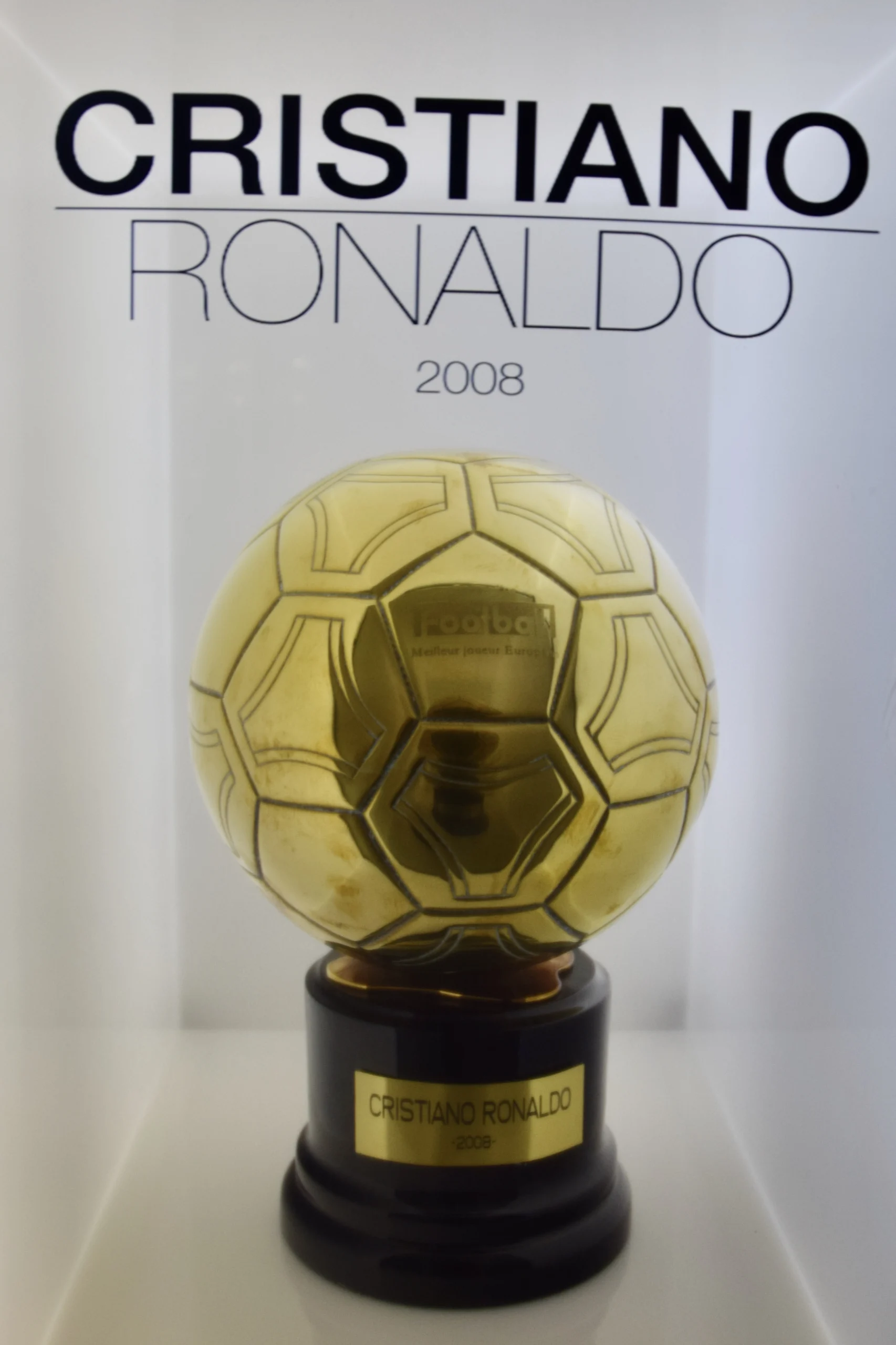 Troféu da Bola de Ouro conquistado por Cristiano Ronaldo em 2008, exposto no museu do Real Madrid
