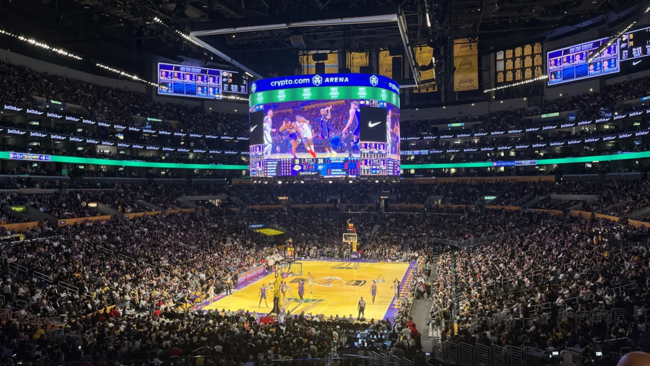 Vista interna de uma arena da NBA durante jogo do Los Angeles Lakers contra o Oklahoma City Thunder em 2024