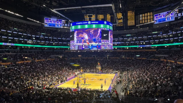 Vista interna de uma arena da NBA durante jogo do Los Angeles Lakers contra o Oklahoma City Thunder em 2024