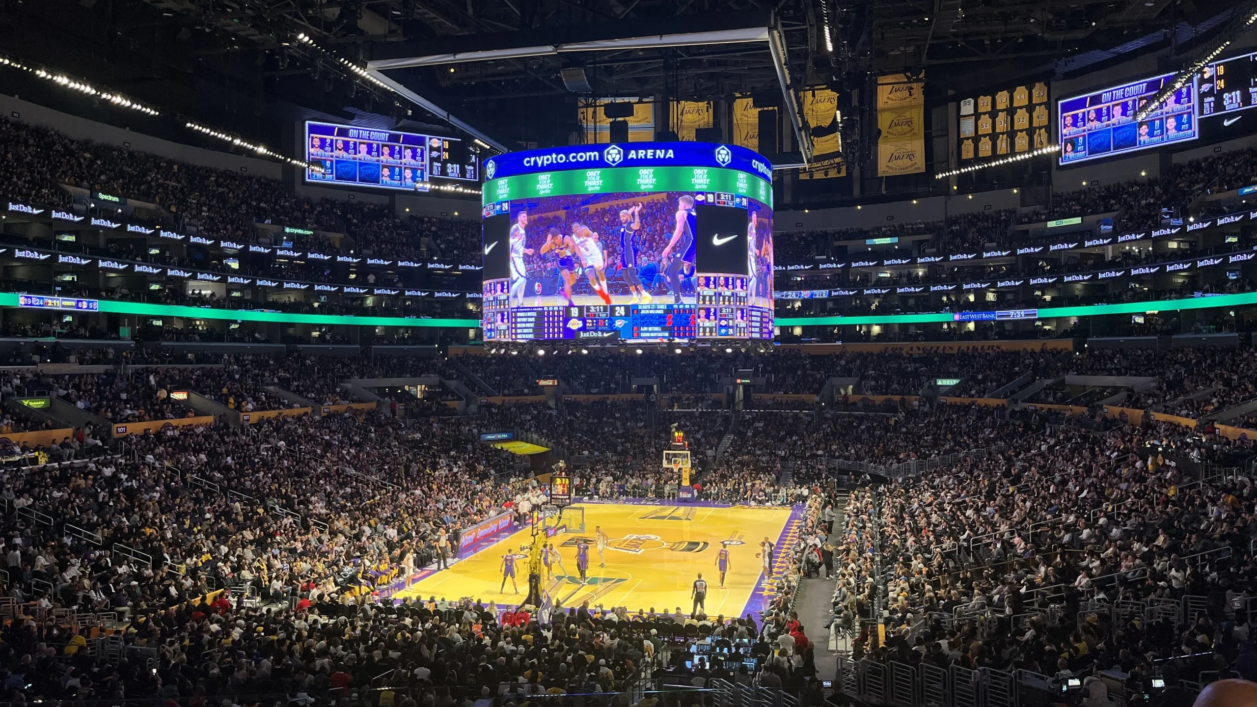 Vista interna de uma arena da NBA durante jogo do Los Angeles Lakers contra o Oklahoma City Thunder em 2024