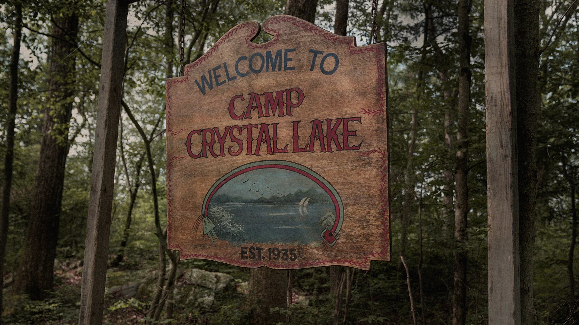 Placa de entrada do Camp Crystal Lake em meio à mata.