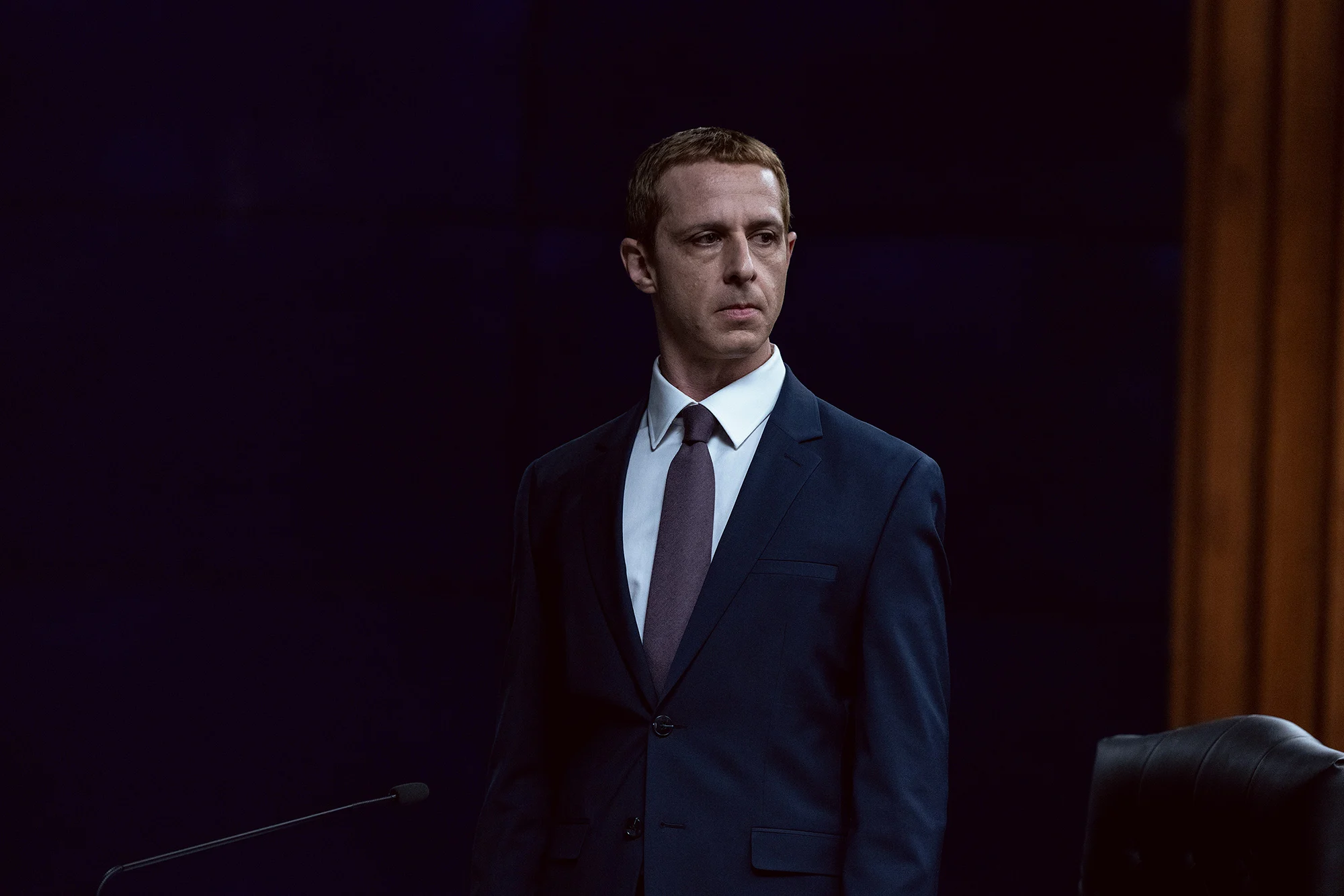 Jeremy Strong interpreta Mark Zuckerberg em O Outro Lado das Redes