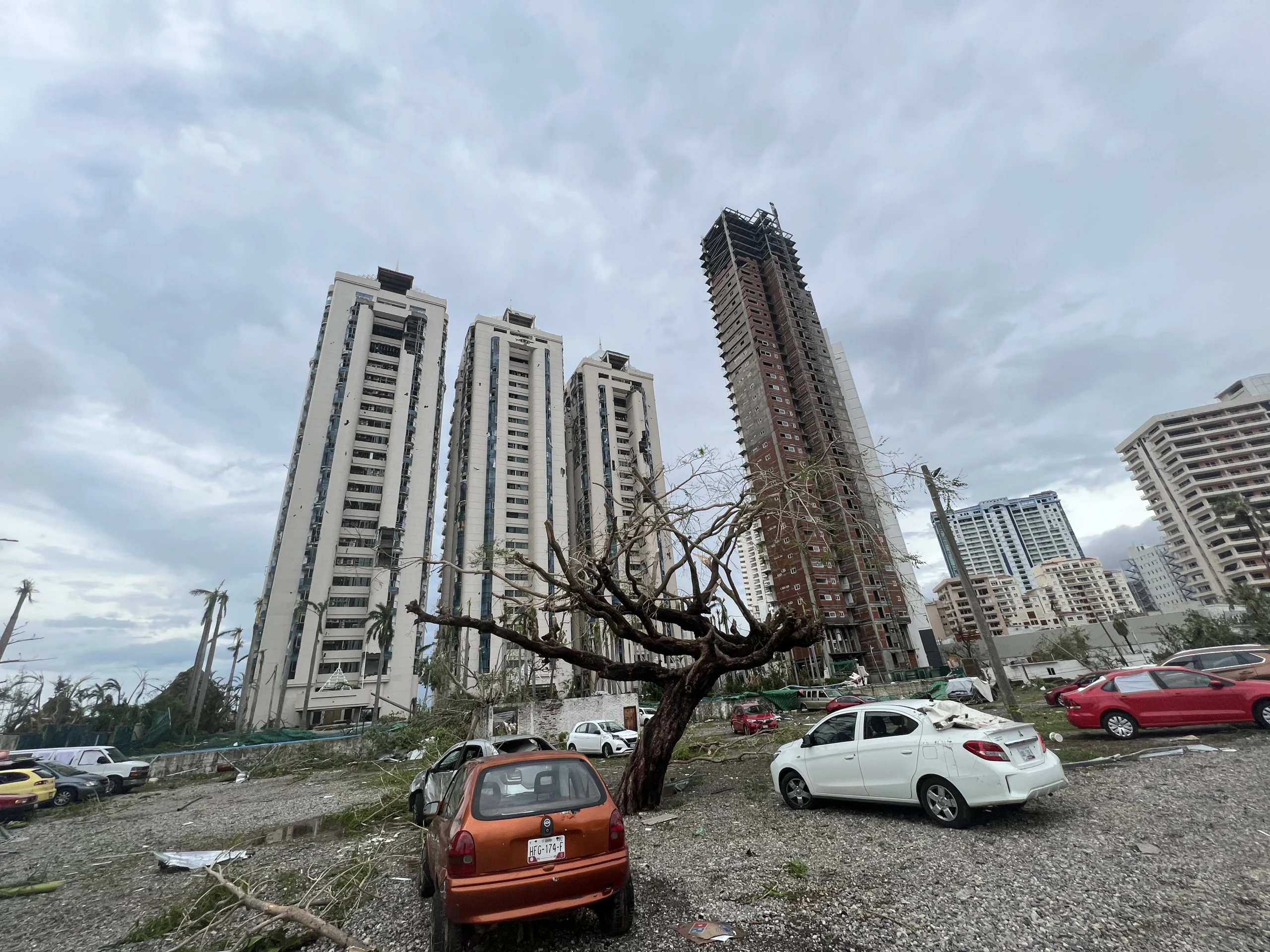 Prédios, carros e árvores danificados pelo furacão Otis em Acapulco, no México