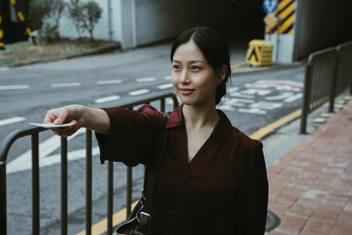 Go Min-si interpreta Yeon-joo, mulher ligada ao misterioso portal entre dimensões em Um Trabalho do Inferno