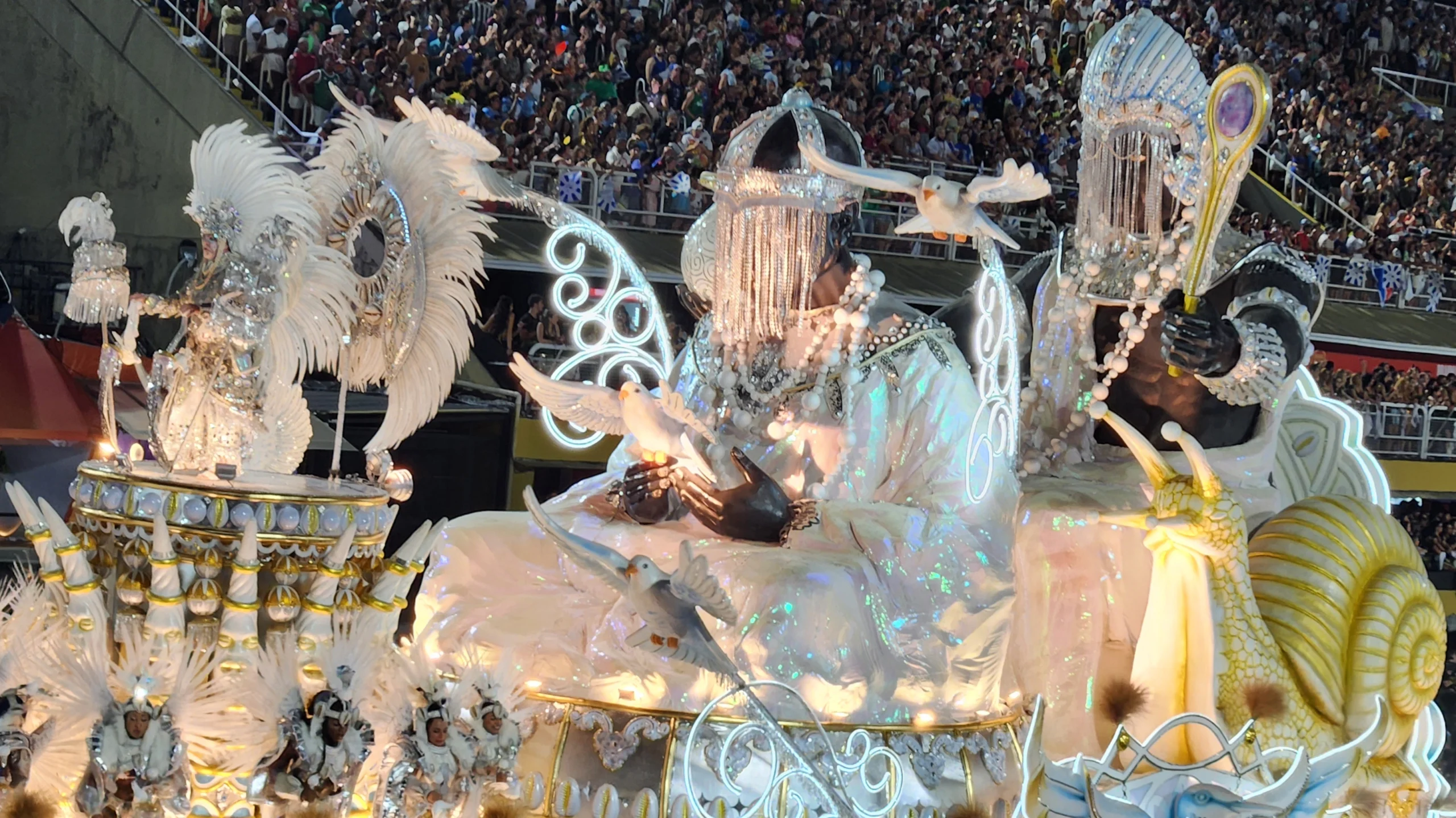 Alegoria branca e dourada da Beija-Flor de Nilópolis no Sambódromo do Rio de Janeiro durante o Carnaval de 2026